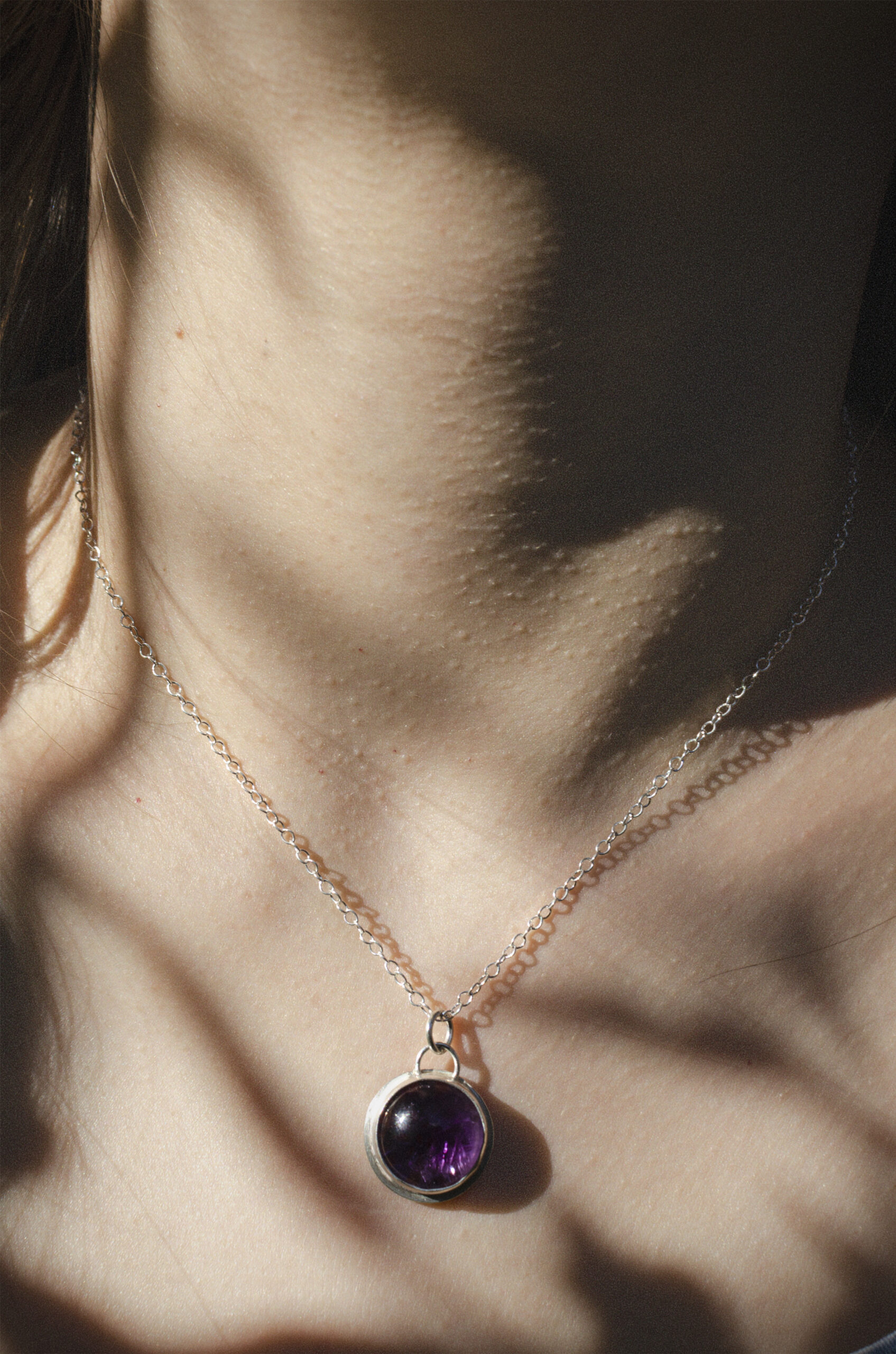 Cuello con collar de plata y amatista