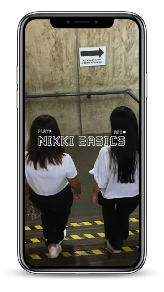 Dos chicas subiendo las escaleras utilizando ropa de Nikki Mood Studio