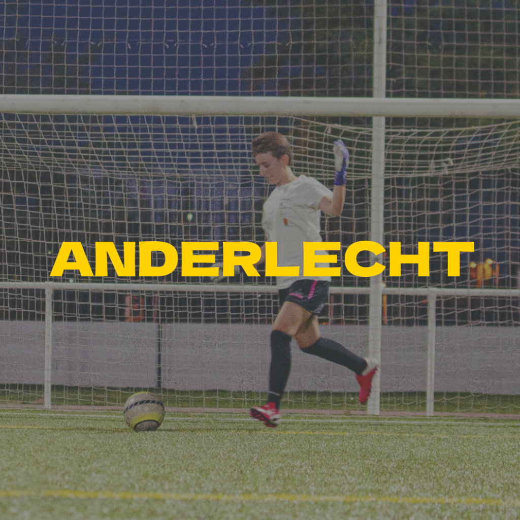 Futbolista pateando un balón, con texto superpuesto en letras amarillas que dice "Anderlecht". Servicio de diseño de marca para el equipo Anderlecht España.