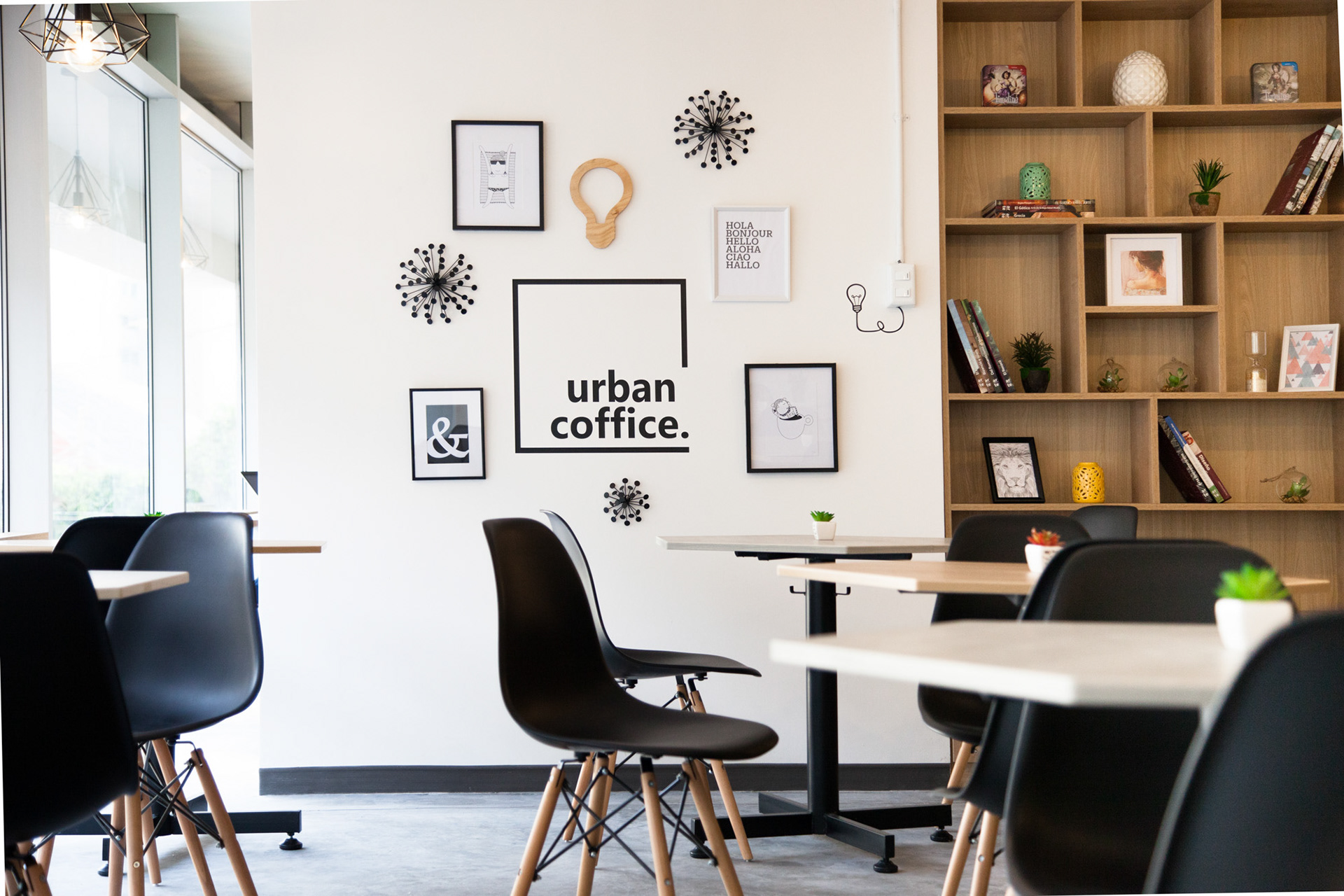 Espacio con mesas blancas y sillas negras. - Fotografía de Espacios para Urban Coffice